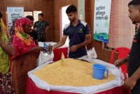 প্লাস্টিক-জমা-দিয়ে-ব্যাগ-ভরে-বাজার-নিয়ে-বাড়ি-ফিরছেন-আফসানা-বেগম-