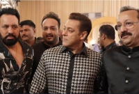 দু'টি গুলি পেটে এবং অন্যটি বুকে লাগে!