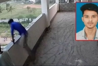 প্রায়ই দাবি করতেন, তার মধ্যে নাকি ‘অলৌকিক’ ক্ষমতা আছে, প্রমাণ করতে যা করলেন তরুণ