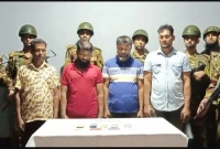 চাঁদাবাজি করার সময় হাতেনাতে চার জনকে আটক করেছে সেনাবাহিনী