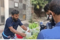 নেই শুটিং, নেই কাজ, বেকার রিপন বাধ্য হয়ে বিক্রি করছেন সবজি