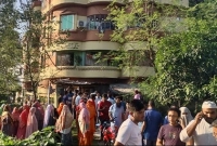 ডিপ ফ্রিজ খুলে হাত-পা বাঁধা মায়ের মরদেহ দেখলেন ছেলে