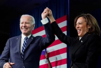 বাইডেনকে পদত্যাগ করে কমলা হ্যারিসকে প্রেসিডেন্ট করার প্রস্তাব