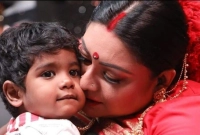 বন্দুকের বুলেট চকলেট ভেবে খেয়ে ফেলে গায়িকার ছেলে!