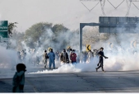 ইসলামাবাদে ভয়াবহ সংঘর্ষ, ১ পুলিশের মৃত্যু