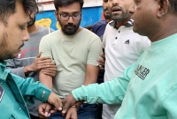 ছাত্রলীগ কর্মীকে ধরে পুলিশে দিল ছাত্রদল