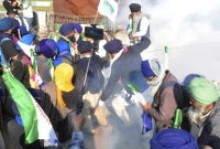 ভারতে কৃষক আন্দোলনে কাঁদানে গ্যাস নিক্ষেপ