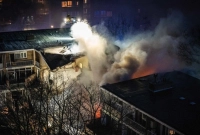 বিস্ফোরণ ও ভয়াবহ অগ্নিকাণ্ডের পর ধসে পড়েছে তিনতলা ভবন