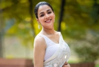 সুইমিংপুলে কি মানুষ সালোয়ার কামিজ পরে নামবে: রুনা খান