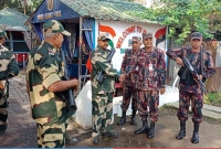 হিলি-সীমান্তে-বিএসএফকে-মিষ্টি-উপহার-বিজিবির