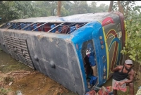 নিয়ন্ত্রণ-হারিয়ে-বাসটি-উল্টে-খাদে-পড়ে-যায়