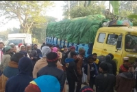  ট্রাকচাপায় ঘটনাস্থলেই ৩ জনের মৃত্যু