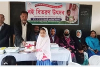 শেখ হাসিনার ছবি সম্বলিত ব্যানার দিয়ে বই বিতরণ অনুষ্ঠান!