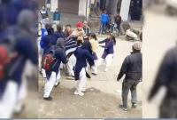 এক ছেলেকে পছন্দ করা নিয়ে দুই কিশোরীর মারামারি, ভাইরাল এই ভিডিও!