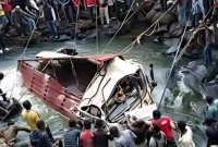 ভয়াবহ সড়ক দুর্ঘটনায় ৬০ জনেরও বেশি মানুষের মৃত্যু