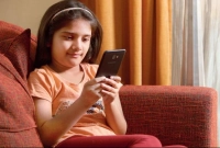  সোশ্যাল মিডিয়া ব্যবহারে অভিভাবকের অনুমতি লাগবে ১৮ বছরের কমবয়সীদের!