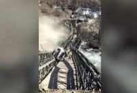 ট্রাকসহ ভেঙে পড়ল সেতু, বহু পর্যটক ...