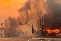 লস অ্যাঞ্জেলেসে দমকা হাওয়ার গতি আরও বাড়তে পারে,আরও ছড়িয়ে পড়তে পারে ভয়ংকর আগুন