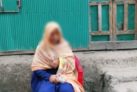 প্রেমিকের বাড়িতে সাদা রশি নিয়ে অনশনে প্রেমিকা