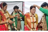  ক্লাসরুমেই মালাবদল শিক্ষিকা ও ছাত্রের, একে অপরকে স্বামী-স্ত্রী হিসেবে মেনে নিয়েছেন!