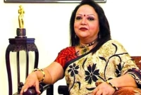 গান গাইতে গাইতে মঞ্চেই লুটিয়ে পড়লেন, দ্রুত নেওয়া হলো হাসপাতালে