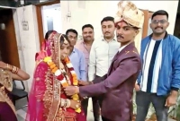 বরযাত্রীরা চলে যাচ্ছিলেন খাবার কম পড়ায়, পুলিশ এলো, তারপর থানায় বিয়ে!