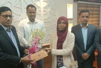 মেডিকেলে চান্স পাওয়া দিনমজুরের মেয়ের দায়িত্ব নিলেন জেলা প্রশাসক