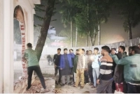 এবার সাতক্ষীরায়ও বঙ্গবন্ধুর ভাস্কর্য ভেঙে গুঁড়িয়ে দেন বিক্ষুব্ধ ছাত্র-জনতা