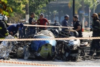 ব্যস্ত সড়কে আছড়ে পড়ল বিমান, ধাক্কা খেল বাসের সঙ্গে