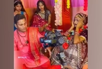 নববধূর সাজে হাজির কনে, তারপর ঘটলো মজার ঘটনা!