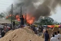 ভয়াবহ আগুনে পুড়ে ছাই একের পর এক ঘর, পথে বসেছে শত শত মানুষ