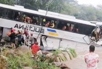 বাস-ট্রাকের সংঘর্ষ,  বিশ্ববিদ্যালয়ের ১২ শিক্ষার্থীর মৃৃত্যু