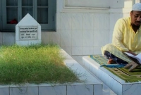 কবরের পাশে ৯৭ বছর ধরে ২৪ ঘণ্টাই চলছে কোরআন তিলাওয়াত কবরের পাশে ৯৭ বছর ধরে ২৪ ঘণ্টাই চলছে কোরআন তিলাওয়াত