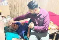  ছেলের বাড়িতে ছাগলের ঘরে তালাবন্দি বৃদ্ধার পাশে ইউএনও, আটক পুত্রবধু