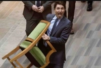 দায়িত্ব শেষ, তাই নিজের চেয়ার নিজেই নিয়ে গেলেন জাস্টিন ট্রুডো!