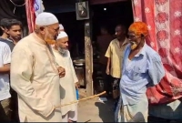রোজা না রাখায় বৃদ্ধকে আহাররত অবস্থায় অপমান করে কান ধরিয়ে উঠবস করালেন সভাপতি!