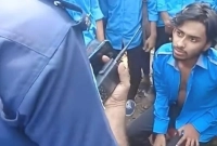 এবার ফেনীতে পরীক্ষা দিতে এসে শিক্ষার্থীদের হাতে সাবেক ছাত্রলীগ নেতা আটক 