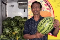 ঐ তরমুজ ব্যবসায়ী নিজের তরমুজ বিক্রি করতে না পেরে কাঁদছে!