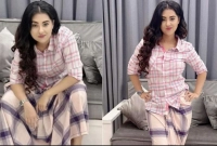 “হেই গাইজ, লুঙ্গি পরে ‘জংলি’ সিনেমা দেখতে গেলে কেমন হয়?”