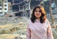 ধানমন্ডি ৩২-এর ভাঙা বাড়ির সামনে ছবি তুলে যা লিখলেন জনপ্রিয় গায়িকা ন্যান্সি