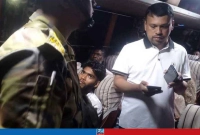 মধ্যরাতে বাসে অভিযান, যাত্রীদের বাড়তি ভাড়া ফেরত