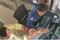 টোল কাউন্টারে এক যুবক, হঠাৎ এক নারী ঢুকে মাত্র ৪ সেকেন্ডে...!