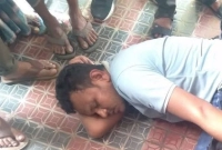 আপ-ত্তিকর-অবস্থায়-ছাত্রীর-সঙ্গে-শিক্ষক-গণপিটুনি-দিয়ে-পুলিশে-সোপর্দ-করল-জনতা