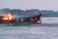 ইঞ্জিনচালিত কাঠের নৌকায় আগুন, ১৪৮ জনের মৃত্যু!