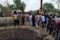 নিয়ন্ত্রণ হারিয়ে কুয়ায় পড়ল যাত্রীবাহী গাড়ি, নিহত ১০