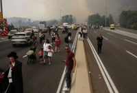 বাঁচতে ইসরায়েলিরা গাড়ি রেখে দৌড়ে পালাচ্ছে!