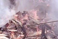 ঝুট গুদামে ভয়াবহ আগুন, ছড়িয়ে পড়ছে বসতবাড়িতেও