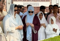 আরাফাত-রহমান-কোকোর-কবর-জিয়ারত-করলেন-ডা-জোবাইদা-রহমান