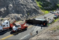 তিনটি গাড়ির মুখোমুখি সংঘর্ষ, ২১ জনের মৃত্যু