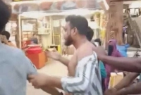 নিষিদ্ধ ছাত্রলীগকর্মীকে গণধোলাই দিয়ে পুলিশে সোপর্দ